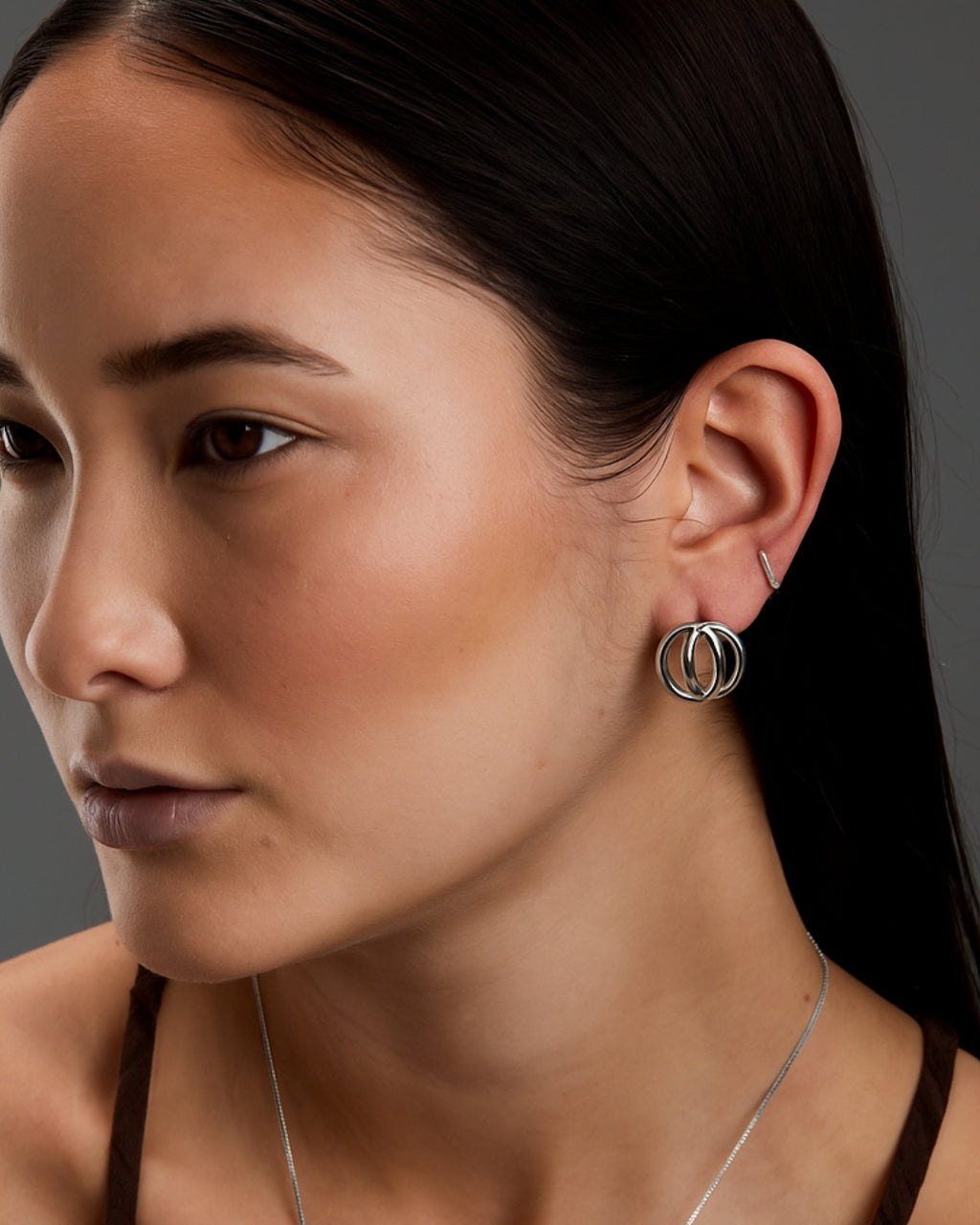 brinco-globo-prateado-papoula-fio-2