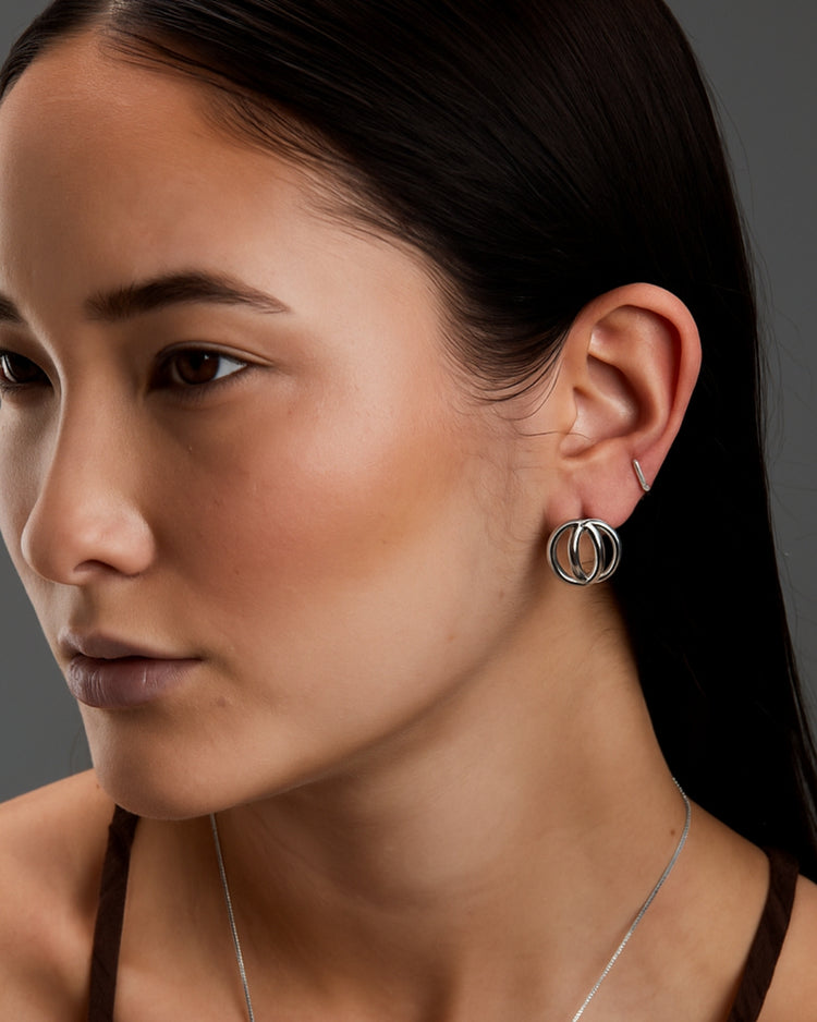 brinco-globo-prateado-papoula-fio-2