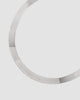 choker de aro duro prateado Papoula, semijoia com banda grossa de 1cm de espessura e encaixe perfeito no colo, acabamento polido, fotografado em fundo cinza neutro