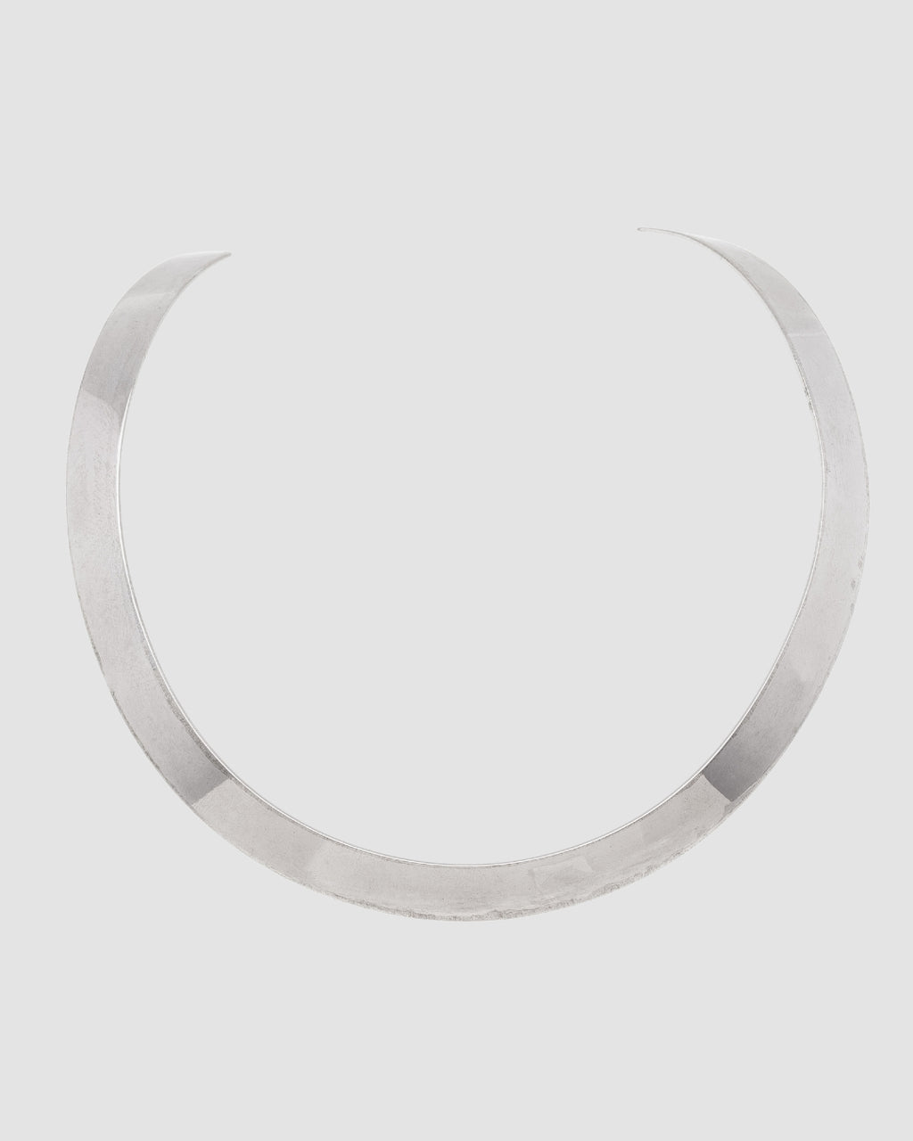 choker de aro duro prateado Papoula, semijoia com banda grossa de 1cm de espessura e encaixe perfeito no colo, acabamento polido, fotografado em fundo cinza neutro