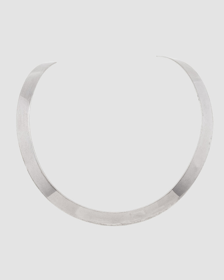 choker de aro duro prateado Papoula, semijoia com banda grossa de 1cm de espessura e encaixe perfeito no colo, acabamento polido, fotografado em fundo cinza neutro