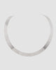 choker de aro duro prateado Papoula, semijoia com banda grossa de 1cm de espessura e encaixe perfeito no colo, acabamento polido, fotografado em fundo cinza neutro
