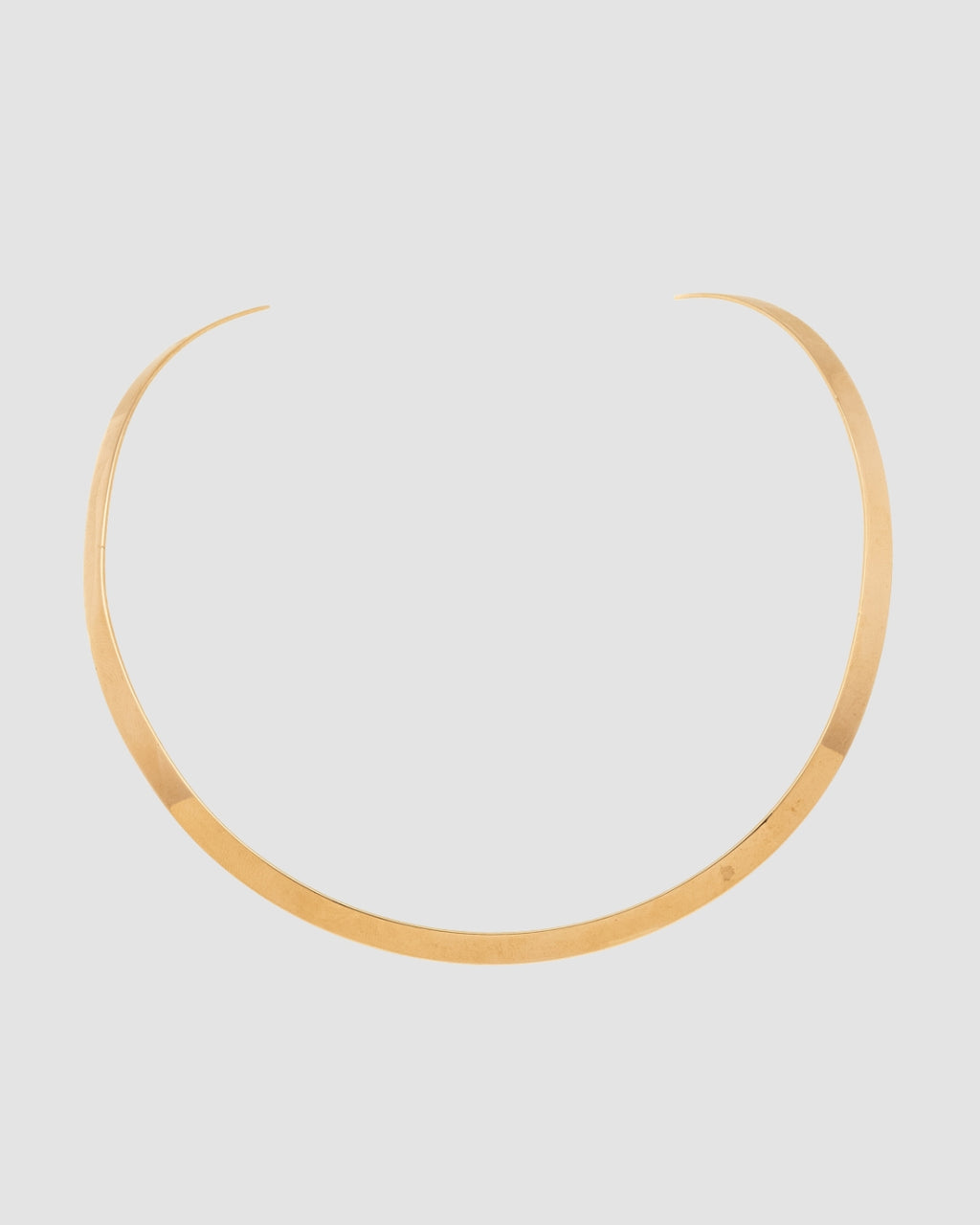 choker de aro duro dourado Papoula, semijoia com encaixe perfeito no colo, aro fino de 0,5 cm de espessura e acabamento polido, fotografado em fundo cinza neutro