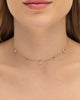 Modelo usando colar choker com zircônias cravejadas banhado a ouro no pescoço — acessório feminino Papoula