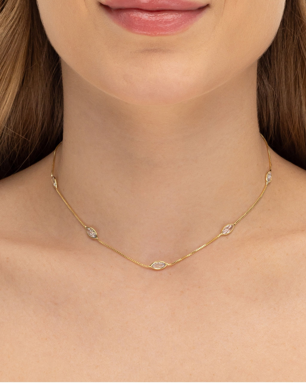 Modelo usando colar corrente com zircônias navete banhado a ouro no decote — acessório feminino Papoula