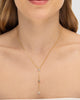 Modelo usando colar Dots Y com zircônias banhado a ouro no decote — acessório feminino Papoula