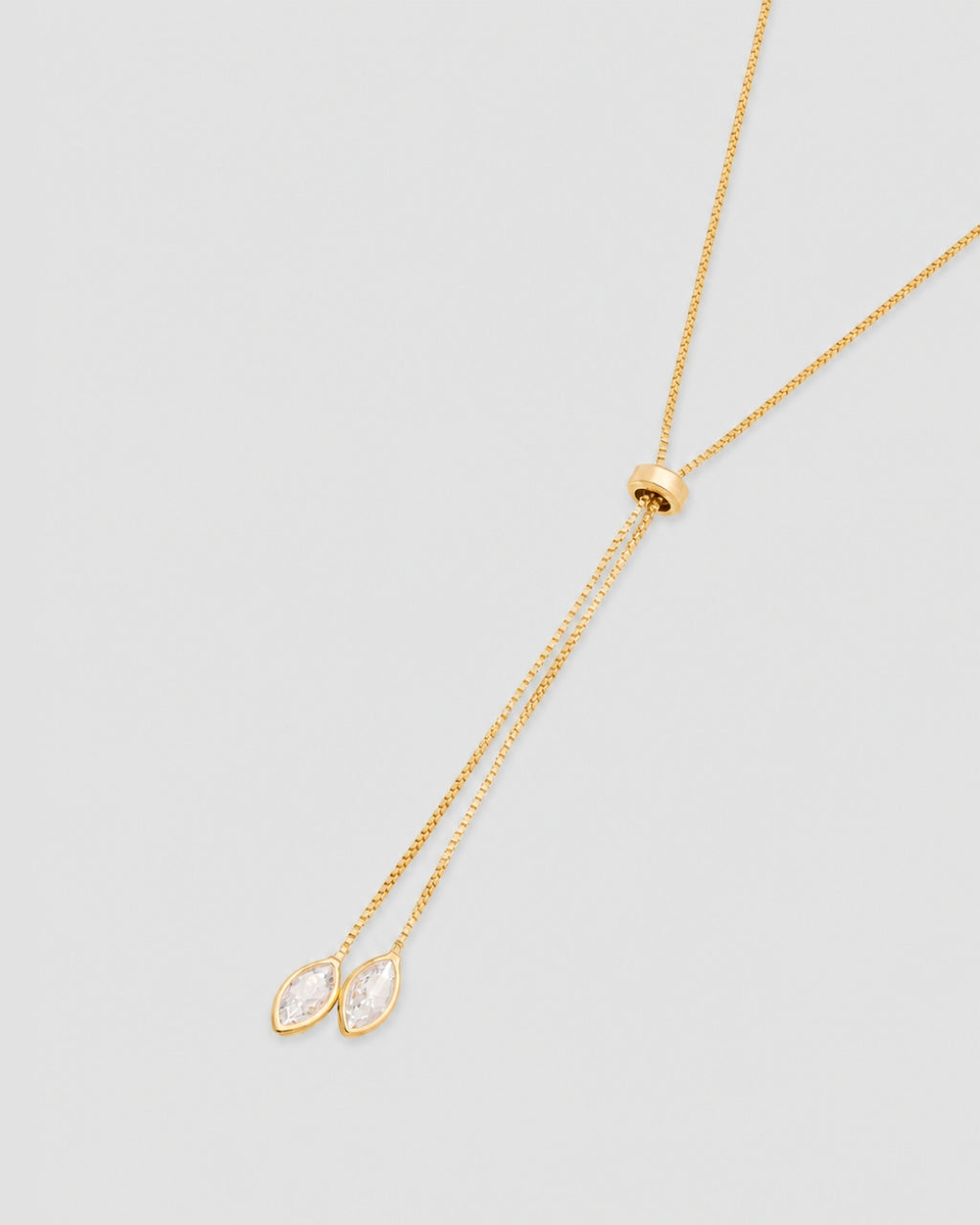 Colar gravatinha com zircônias navete semijoia banhado a ouro 40 cm — acessório feminino Papoula