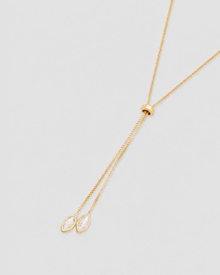 Colar gravatinha com zircônias navete semijoia banhado a ouro 40 cm — acessório feminino Papoula