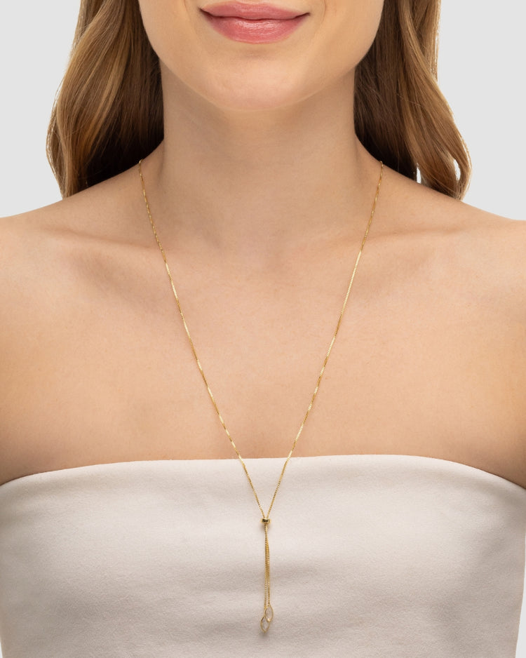 Modelo usando colar gravatinha com zircônias navete banhado a ouro no decote — acessório feminino Papoula