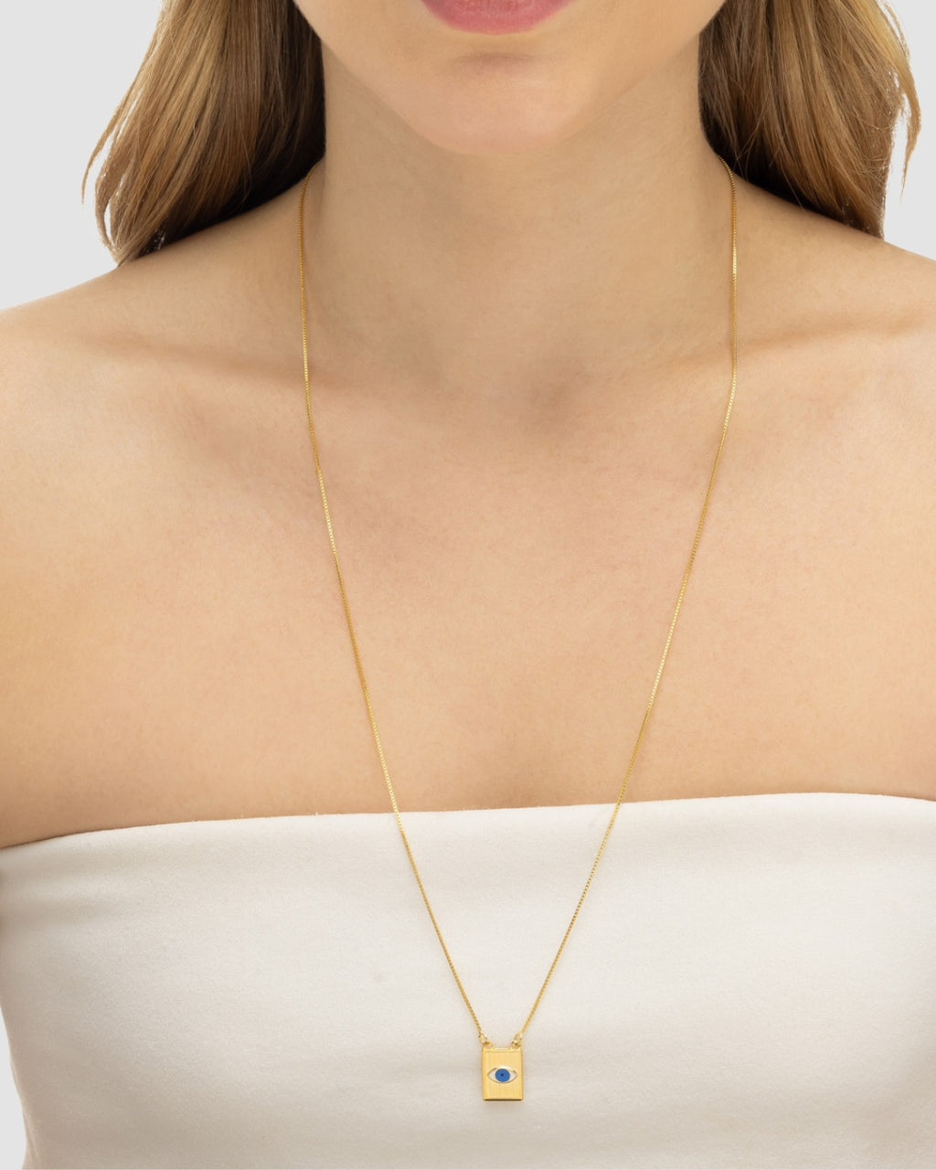 Modelo A usando colar com pingente placa hamsa e olho grego esmaltado dourado semijoia banhado a ouro — acessório feminino Papoula