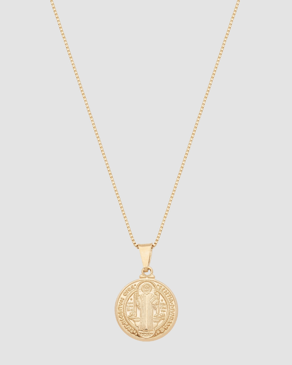 Colar medalha São Bento banhado a ouro 18k frente com corrente veneziana 45 cm — semijoia religiosa feminina Papoula