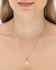 Modelo usando colar medalha São Bento banhado a ouro 18k com corrente veneziana — semijoia religiosa feminina Papoula