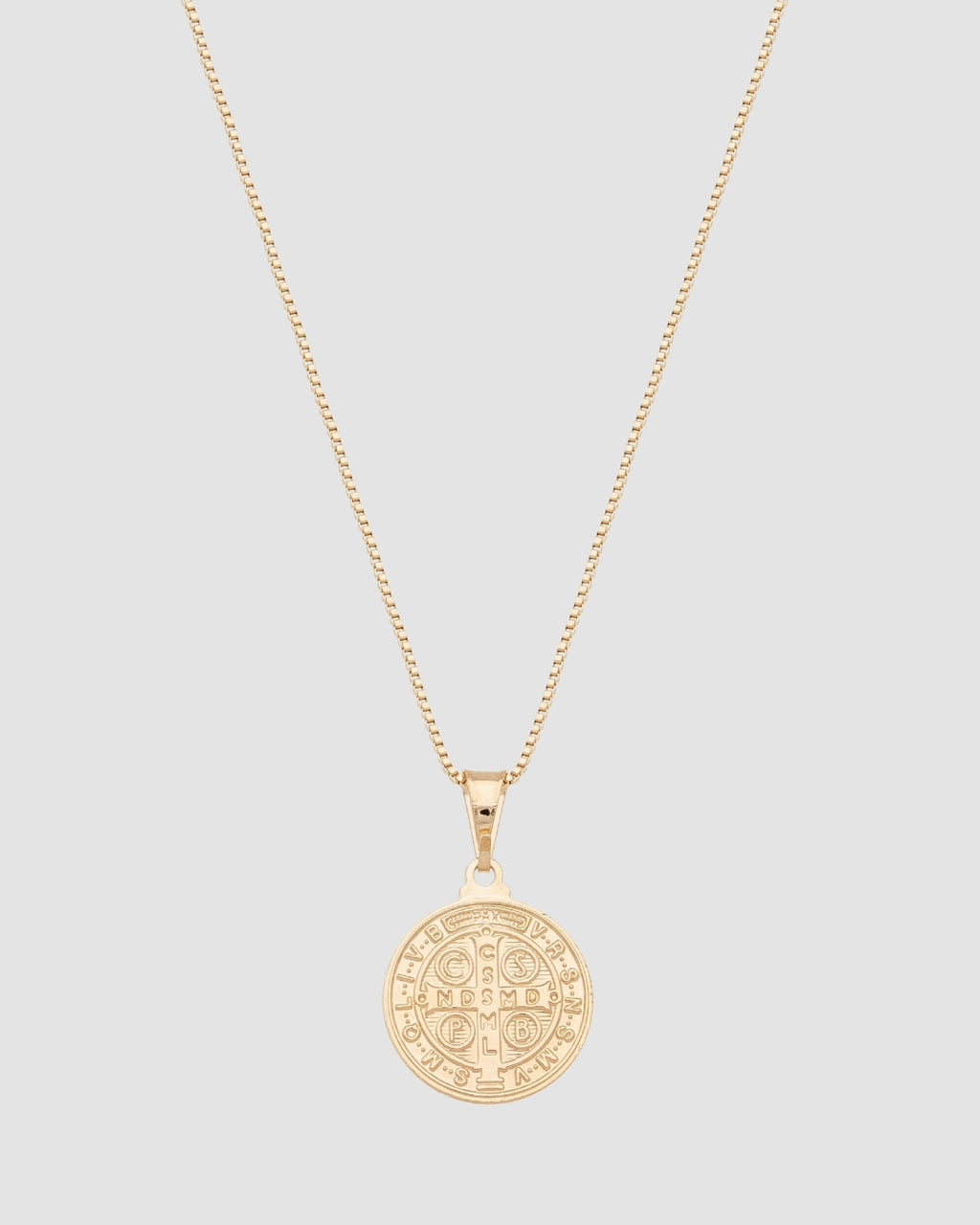 colar medalha São Bento banhado a ouro 18k verso Cruz de São Bento com inscrições latinas — semijoia religiosa Papoula