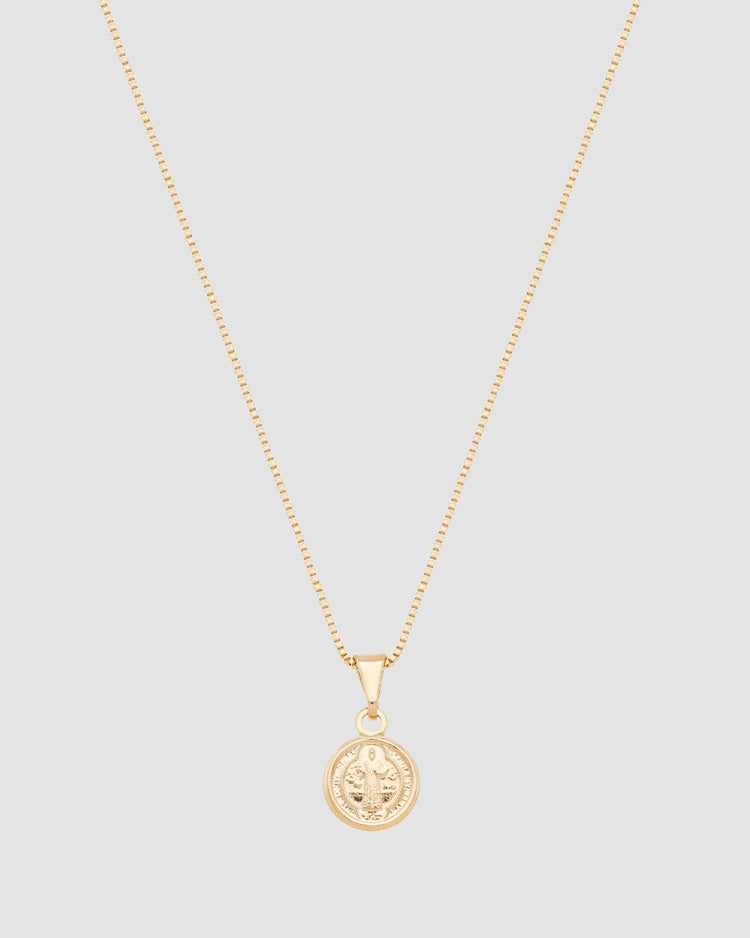colar medalha São Bento dourado pequeno frente com corrente veneziana 45 cm — semijoia religiosa feminina Papoula