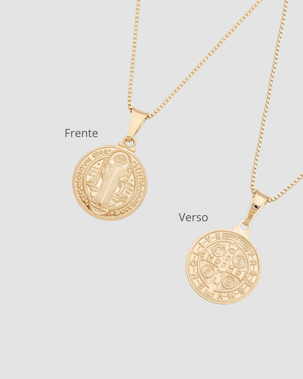 Detalhe frente e verso da medalha São Bento dourada com banho de ouro 18k, com inscrições latinas em colar semijoia religiosa Papoula