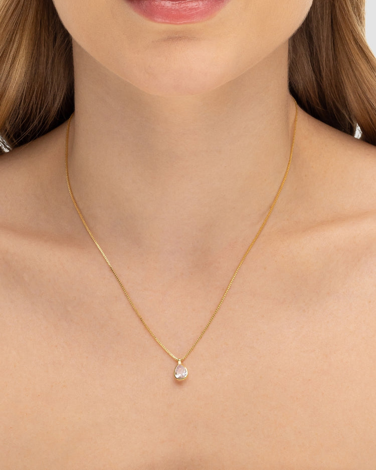Modelo usando colar pingente gota zircônia banhado a ouro no decote — acessório feminino Papoula