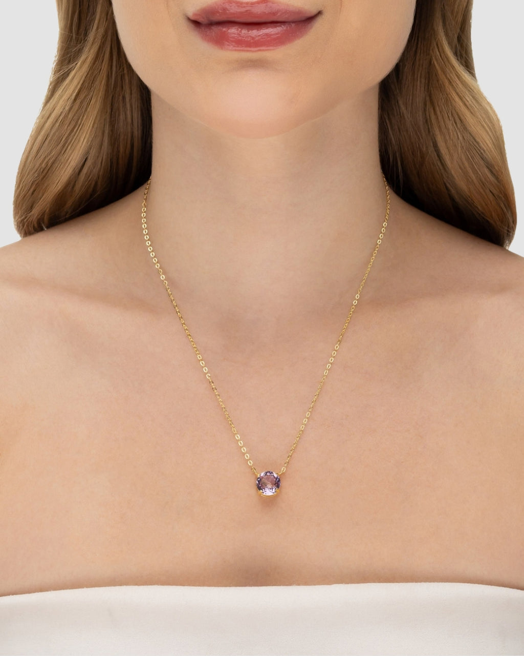 Modelo usando colar ponto de luz zircônia lavanda banhado a ouro no decote — acessório feminino Papoula