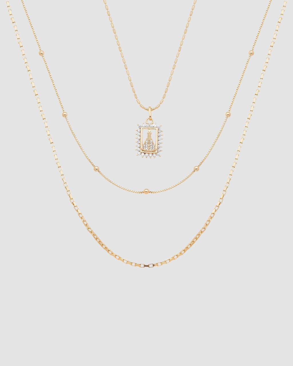 Colar triplo banhado a ouro com correntes satélite veneziana e cartier e pingente Nossa Senhora Aparecida microzircônias — semijoia Papoula
