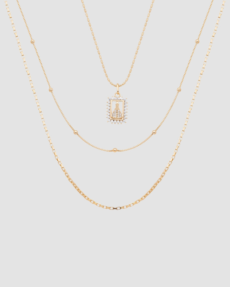 Colar triplo banhado a ouro com correntes satélite veneziana e cartier e pingente Nossa Senhora Aparecida microzircônias — semijoia Papoula