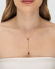 Modelo usando colar Y com zircônia conhaque banhado a ouro no decote — acessório feminino Papoula