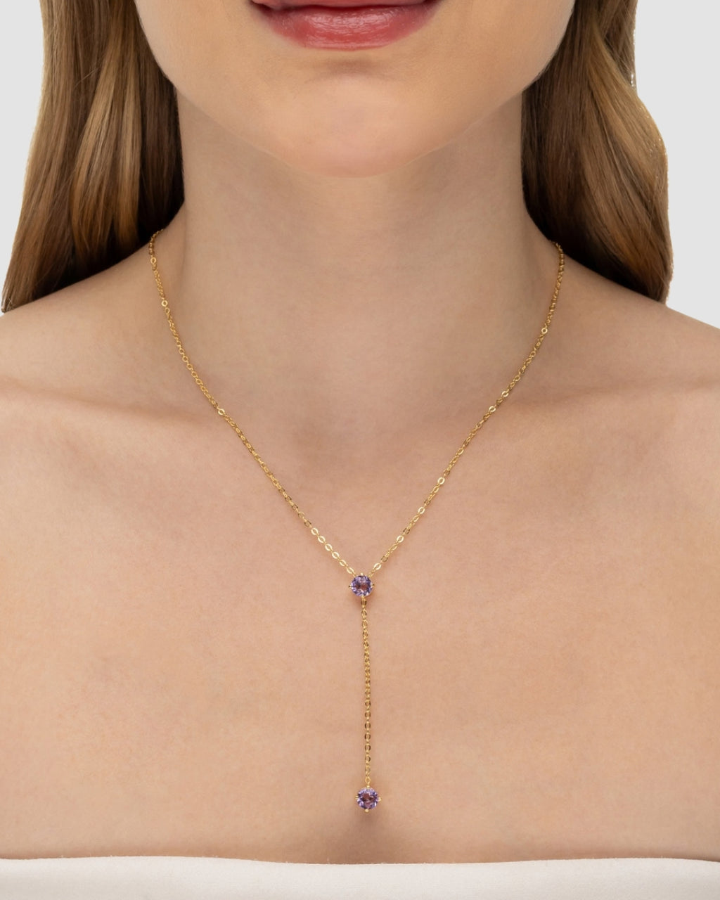 Modelo usando colar Y com zircônia lavanda banhado a ouro no decote — acessório feminino Papoula