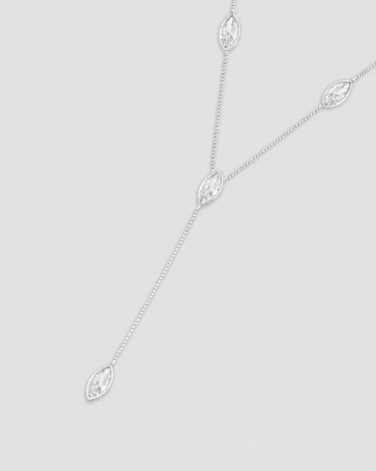 Colar Y com zircônias navete semijoia prateada 40 cm — acessório feminino Papoula