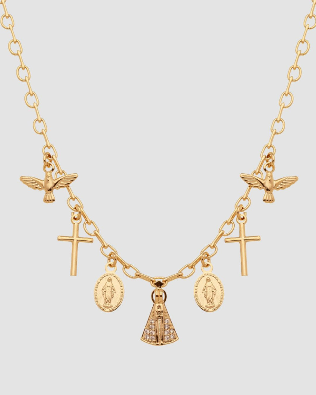 colar religioso dourado Papoula, semijoia banhada a ouro 18k com pingente Nossa Senhora Aparecida 1cm microzirconia, 2 medalhas Nossa Senhora, 2 cruzes e 2 pombas Espírito Santo, 40cm + 6cm extensão, acabamento polido, fotografado em fundo cinza neutro