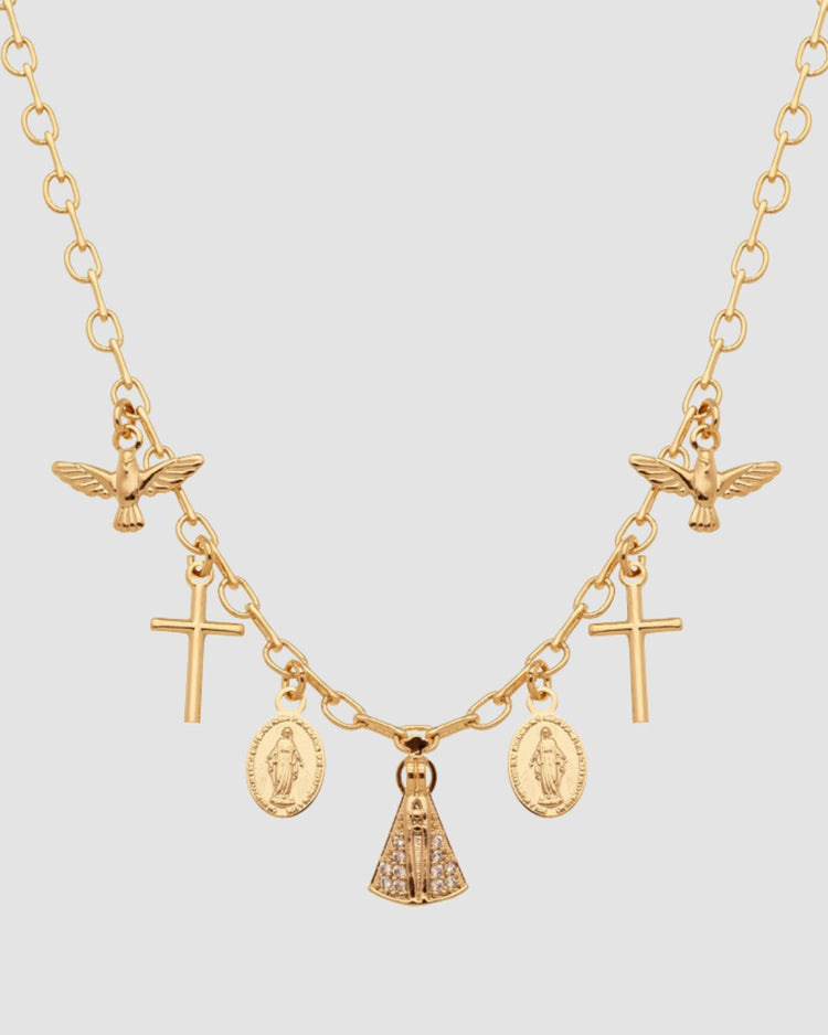 colar religioso dourado Papoula, semijoia banhada a ouro 18k com pingente Nossa Senhora Aparecida 1cm microzirconia, 2 medalhas Nossa Senhora, 2 cruzes e 2 pombas Espírito Santo, 40cm + 6cm extensão, acabamento polido, fotografado em fundo cinza neutro