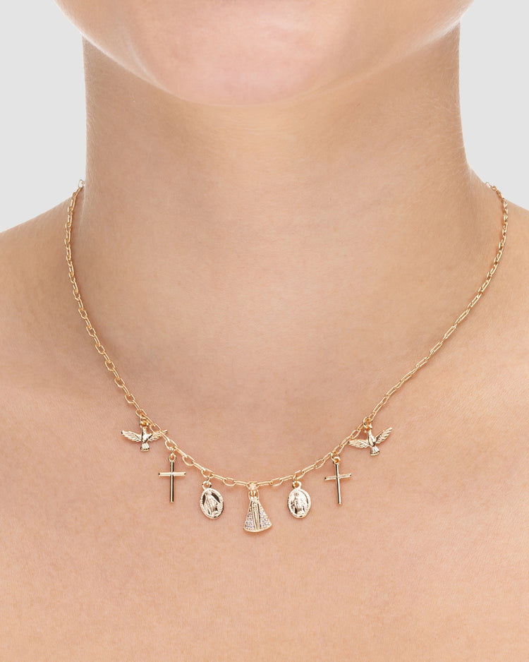 colar religioso dourado Papoula, semijoia banhada a ouro 18k com pingente Nossa Senhora Aparecida 1cm microzirconia, 2 medalhas Nossa Senhora, 2 cruzes e 2 pombas Espírito Santo, 40cm + 6cm extensão, acabamento polido, fotografado no pescoço