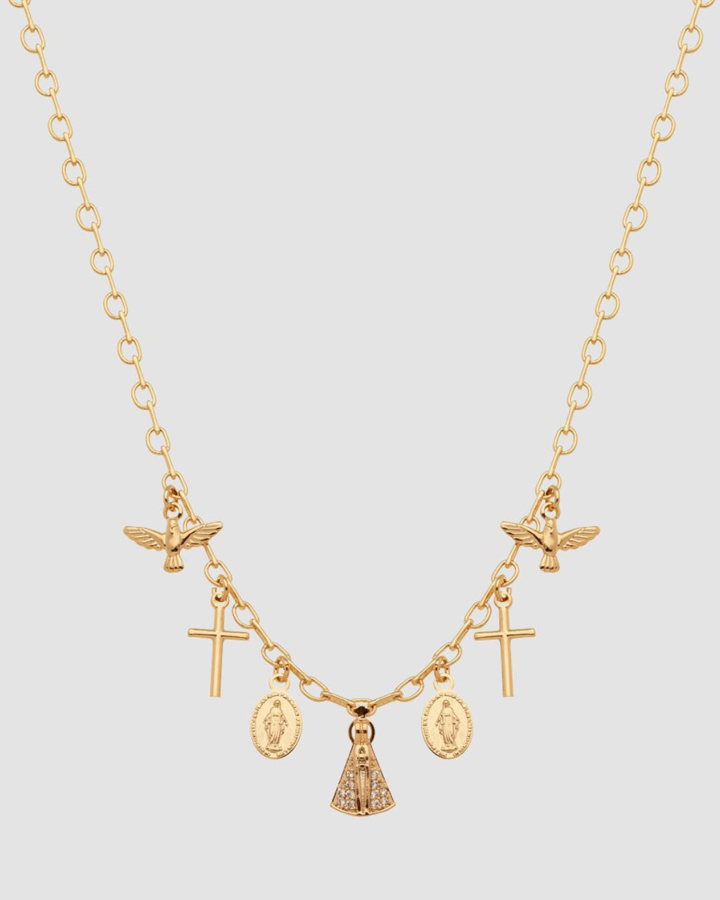 colar religioso dourado Papoula, semijoia banhada a ouro 18k com pingente Nossa Senhora Aparecida 1cm microzirconia, 2 medalhas Nossa Senhora, 2 cruzes e 2 pombas Espírito Santo, 40cm + 6cm extensão, acabamento polido, fotografado em fundo cinza neutro