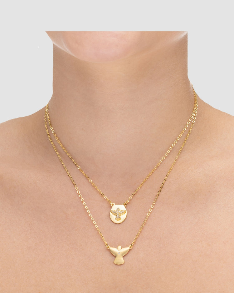 colar anjinho duplo dourado Papoula, semijoia banhada a ouro 18k com duas correntes em camadas, anjinho estilizado zirconia 40cm + 10cm extensão e anjinho minimalista 42cm, acabamento polido, fotografado no pescoço