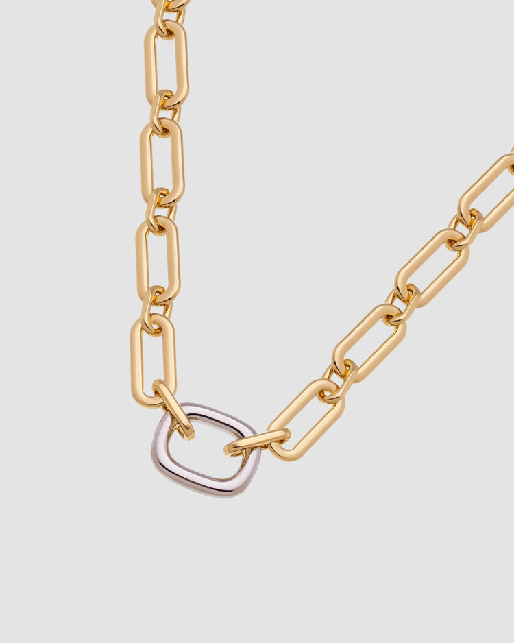 colar elos dourado Papoula, semijoia banhada a ouro 18k com elos retangulares, elo maior 2cm, 43cm + 4cm extensão com fecho ajustável, acabamento polido, fotografado em fundo cinza neutro