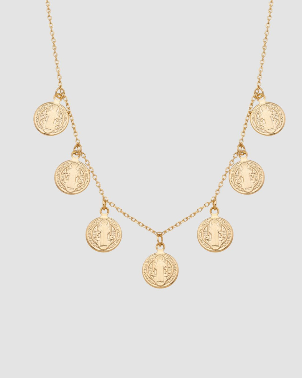 colar 7 medalhas São Bento dourado Papoula, semijoia banhada a ouro 18k com medalhas 0,9cm diâmetro em relevo, 40cm + 5cm extensão com fecho ajustável, acabamento polido, fotografado em fundo cinza neutro