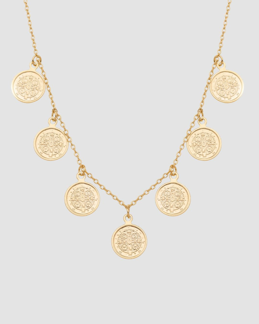colar 7 medalhas São Bento dourado Papoula, semijoia banhada a ouro 18k com medalhas 0,9cm diâmetro em relevo, 40cm + 5cm extensão com fecho ajustável, acabamento polido, fotografado em fundo cinza neutro