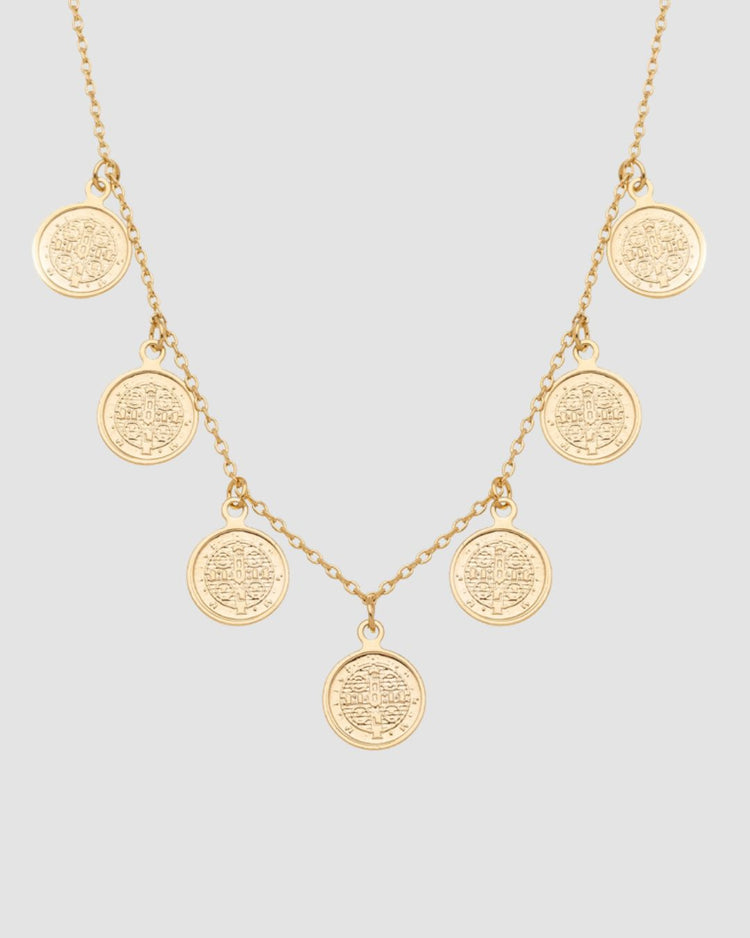colar 7 medalhas São Bento dourado Papoula, semijoia banhada a ouro 18k com medalhas 0,9cm diâmetro em relevo, 40cm + 5cm extensão com fecho ajustável, acabamento polido, fotografado em fundo cinza neutro
