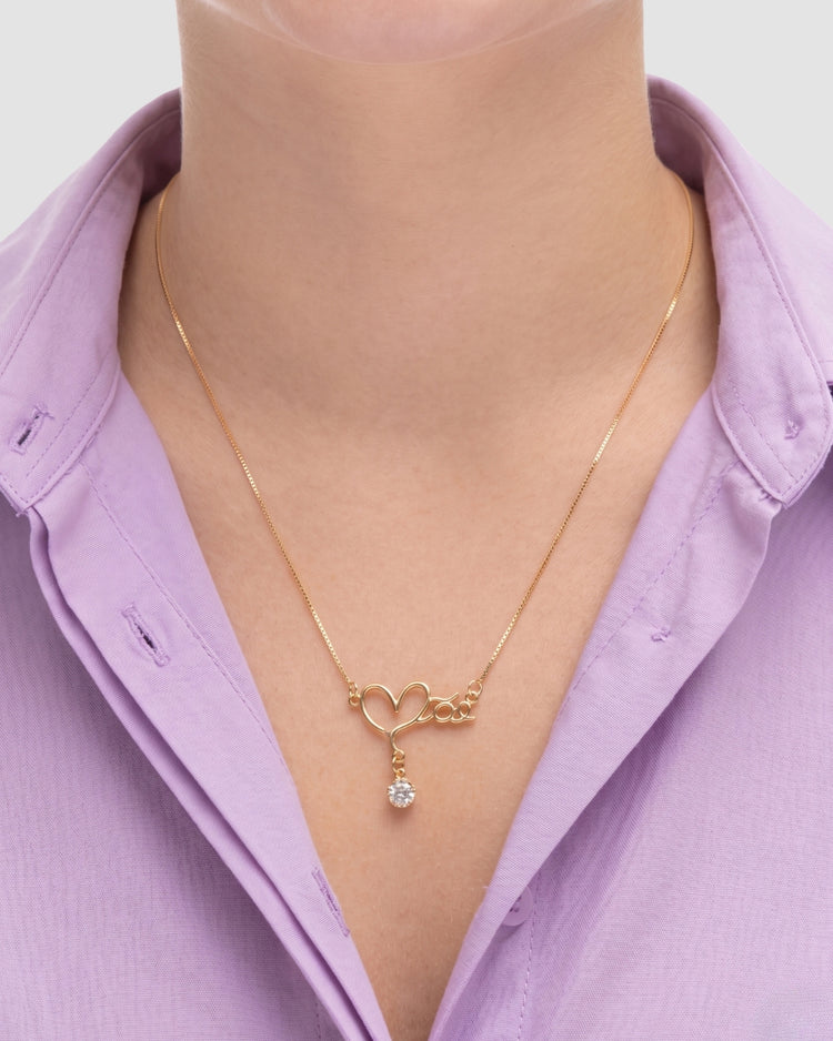 colar mãe com zircônia dourado Papoula, semijoia banhada a ouro 18k com pingente mãe coração 2,5cm, 43cm + 5cm extensão com fecho ajustável, zircônia brilhante, fotografado no pescoço