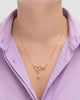 colar mãe com zircônia dourado Papoula, semijoia banhada a ouro 18k com pingente mãe coração 2,5cm, 43cm + 5cm extensão com fecho ajustável, zircônia brilhante, fotografado no pescoço