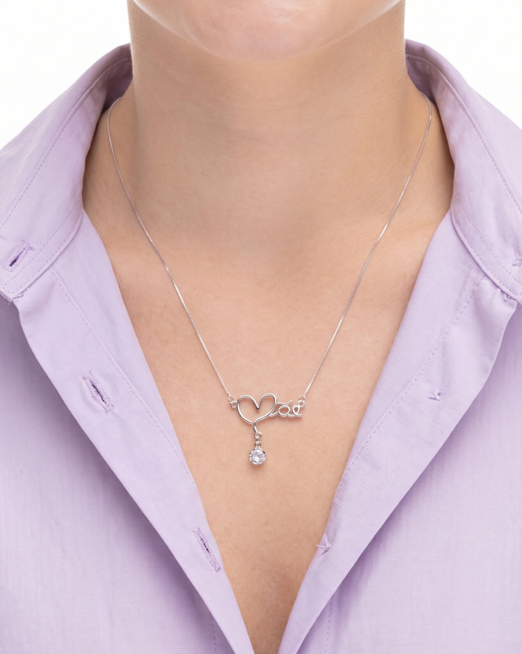 colar mãe com zircônia prateado Papoula, semijoia com pingente mãe coração 2,5cm, 43cm + 5cm extensão com fecho ajustável, zircônia brilhante, fotografado no pescoço