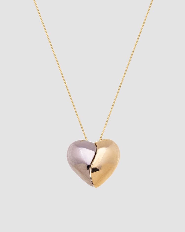colar coração bicolor dourado e prateado Papoula, semijoia banhada a ouro 18k com pingente coração 2,5cm, 60cm + 5cm extensão com fecho ajustável, metades encaixáveis, acabamento polido, fotografado em fundo cinza neutro
