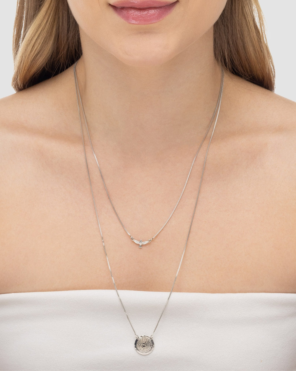 colar duplo longo prateado feminino com pingente Espírito Santo e medalha Pai Nosso usado no pescoço — semijoia religiosa Papoula