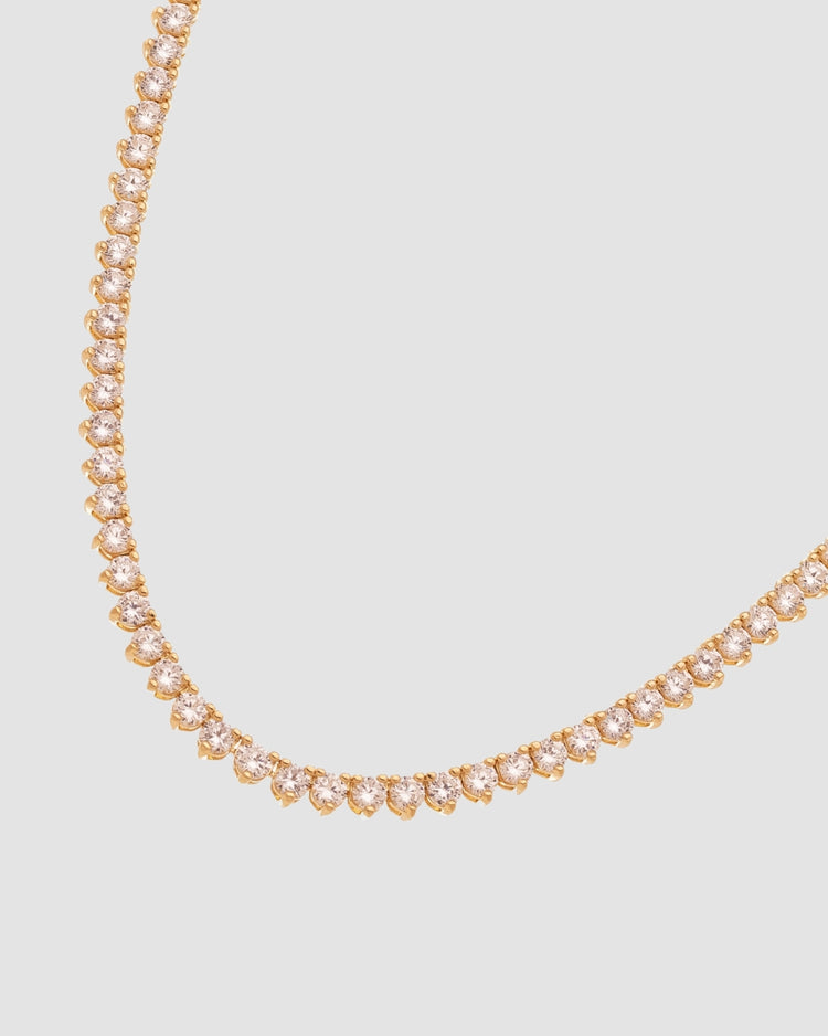 colar riviera dourado com zircônia Papoula, semijoia banhada a ouro 18k com zircônias brilhantes engastadas, 38cm de comprimento, acabamento polido brilhante, antialérgico para colo valorizado, fotografado em fundo cinza neutro