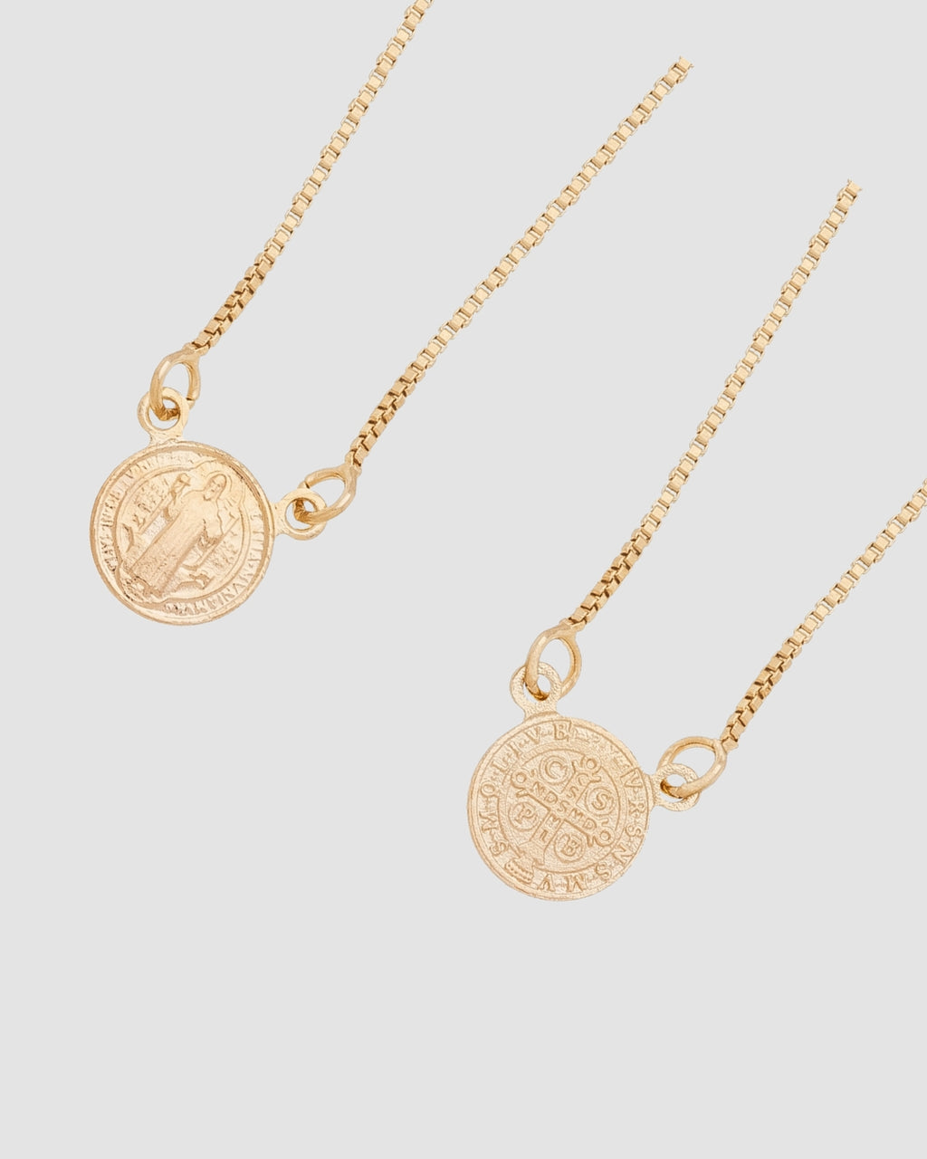 Detalhe frente e verso da medalha São Bento dourada em escapulário semijoia banhada a ouro 18k Papoula