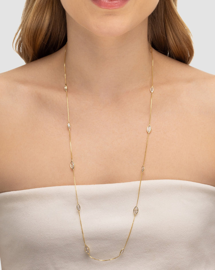 Modelo usando colar longo com zircônias navete banhado a ouro no decote — acessório feminino Papoula