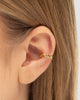 Modelo usando piercing fake entrelaçado delicado banhado a ouro sem necessidade de furo — acessório feminino Papoula