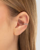 Modelo usando piercing fake entrelaçado delicado prateado sem necessidade de furo — acessório feminino Papoula
