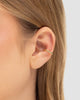 Modelo usando piercing fake gotas orgânicas banhado a ouro sem necessidade de furo — acessório feminino Papoula