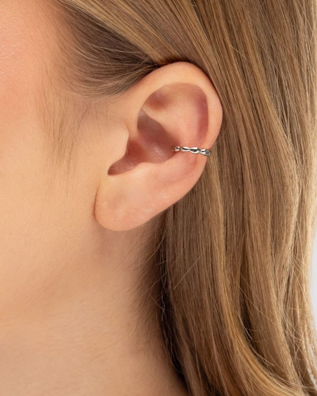Modelo usando piercing fake gotas orgânicas prateado sem necessidade de furo — acessório feminino Papoula