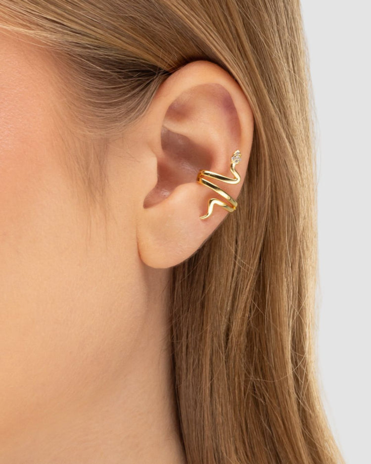 Modelo usando piercing fake serpente cravejado banhado a ouro sem necessidade de furo — acessório feminino Papoula