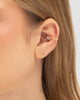 Modelo usando piercing fake torcido zircônia gota banhado a ouro sem necessidade de furo — acessório feminino Papoula