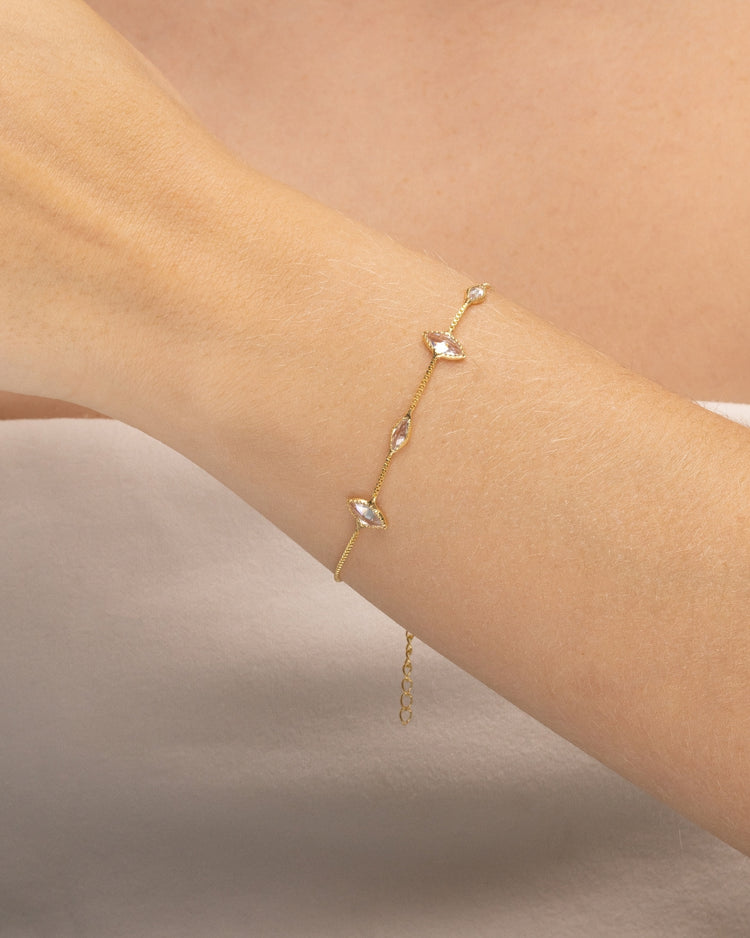 Modelo usando pulseira corrente com zircônias navete banhado a ouro no pulso — acessório feminino Papoula